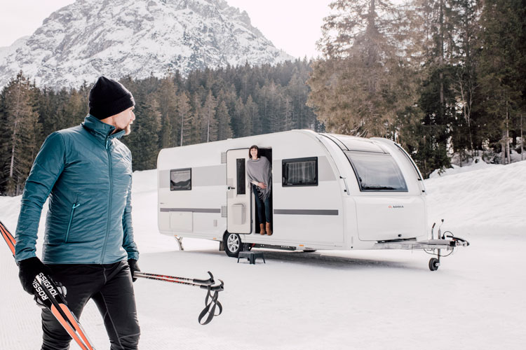 Adria Alpina er et eksempel på en vinteroptimeret campingvogn. Alpina er en bestseller og den mest solgte helårsvogn i Skandinavien.